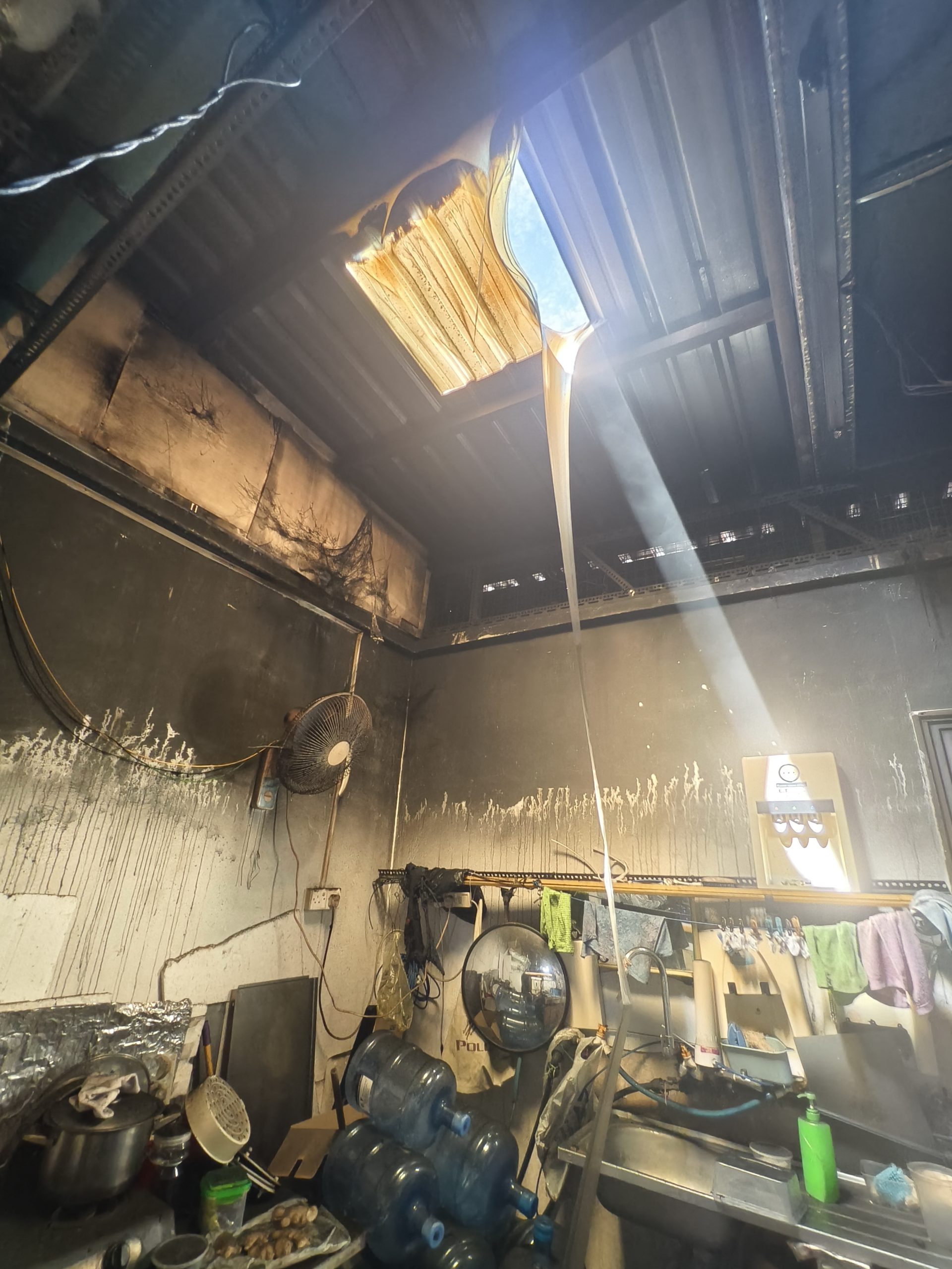 隔邻商店天井的压克力板塌下。