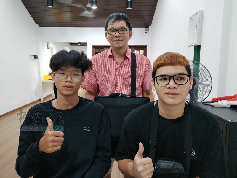 陈海星（中）指出，儿子陈俊锋（左起）及陈俊霆多年来申请公民权，如今终于获得大马卡。