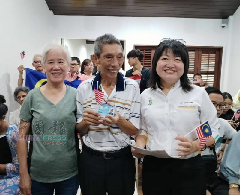 曾永宝（左2）在妻子（左起）的陪同下，与林秀琴分享获得大马卡的喜悦。