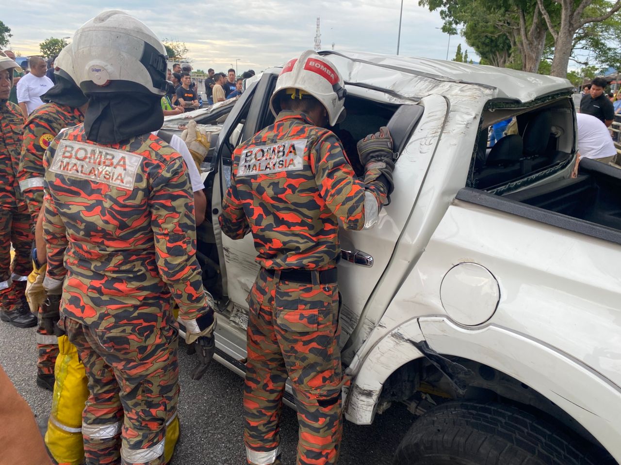 消拯员受召到场展开救援。（槟消拯局图）