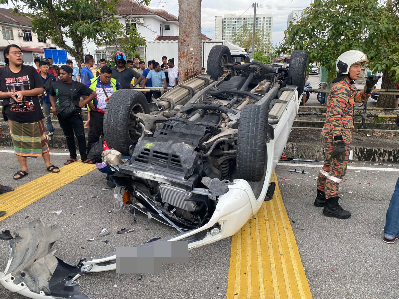 货卡与轿车相撞后，失控翻覆，四轮朝天。（槟消拯局图）