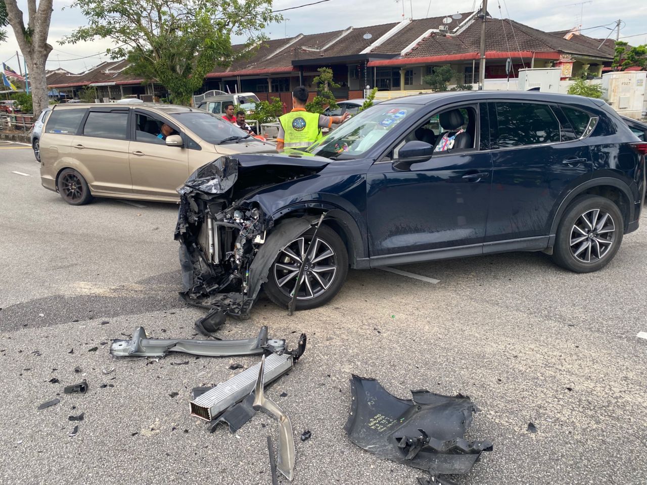 马自达轿车是由一名中国女子驾驶，安全获救，没有受伤。（槟消拯局图）