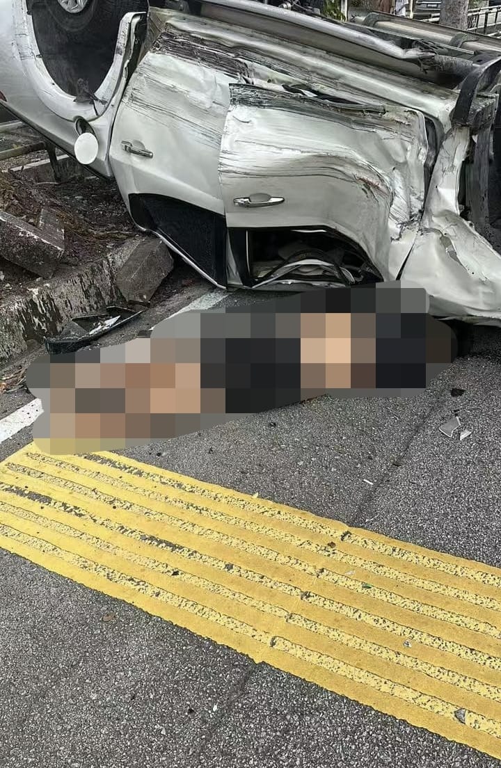 华青被抛出车外惨死。（社媒图）