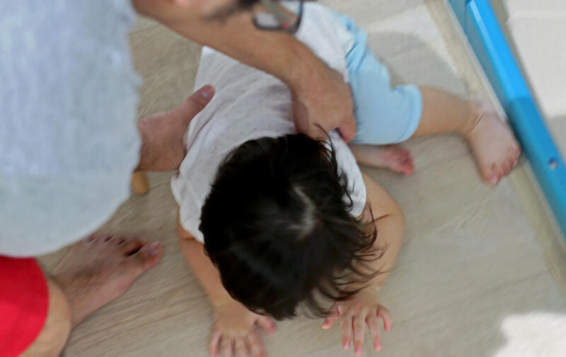 被告涉嫌多次虐待仅9个月大的男婴。(示意图)