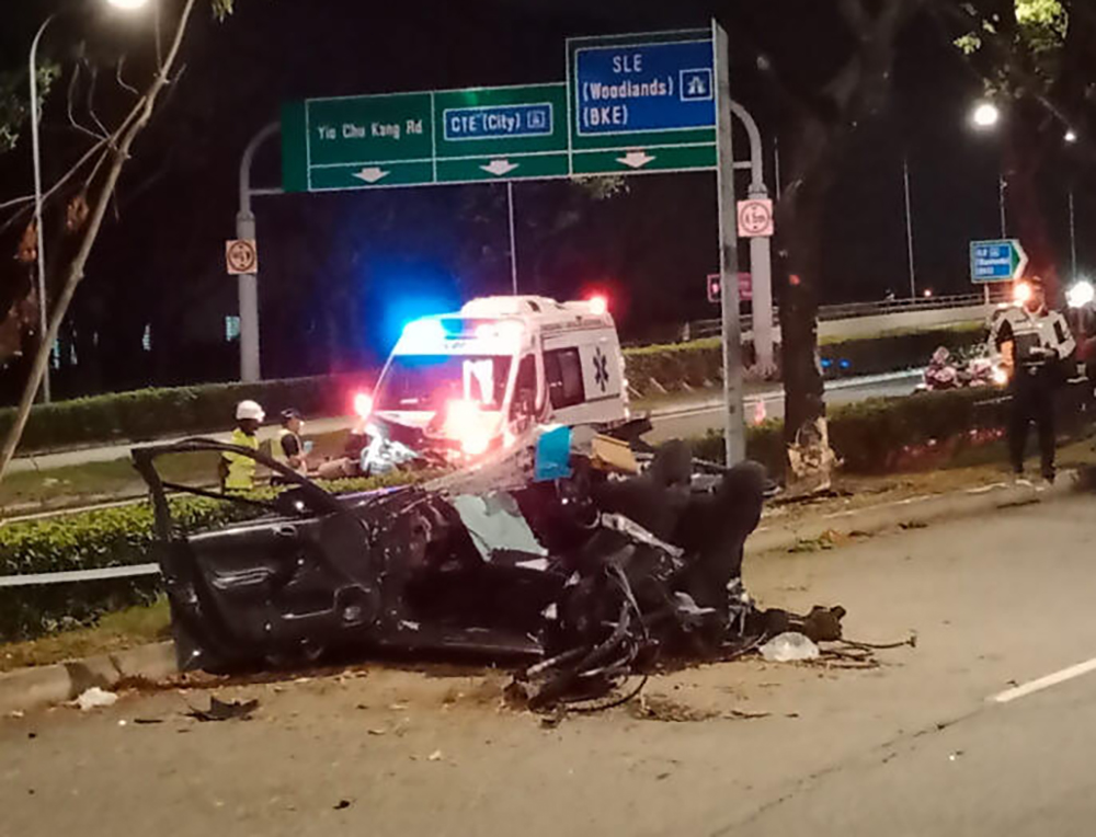 涉事车子断成两截后，车尾落在另一条支路，男乘客被抛飞出车。