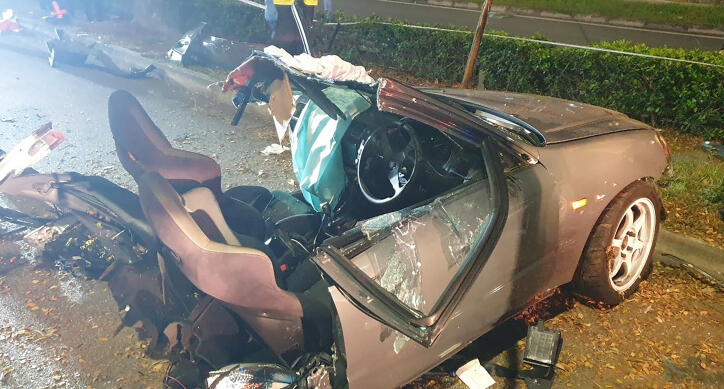 涉事车子断成两截后，车尾落在另一条支路，男乘客被抛飞出车。