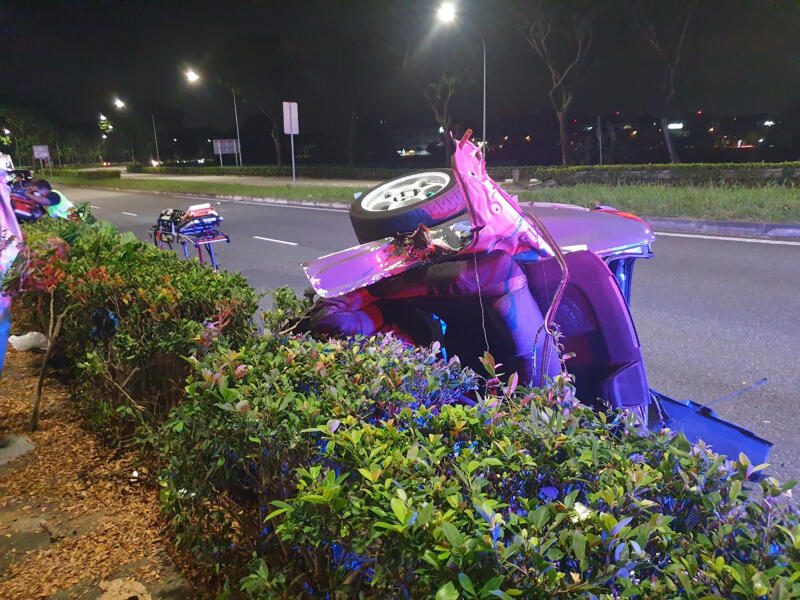 车身后半段飞到另一条支路的车道。（取自法庭文件）