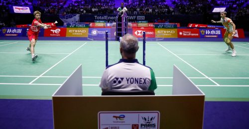 世界羽球锦标赛｜石宇奇挥拍嗖嗖作响  苦了专职换球人员