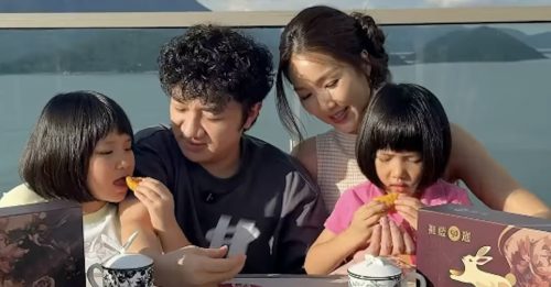 夫妻档卖月饼掘金 王祖蓝豪宅拍片试吃