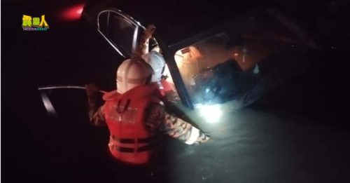 轿车撞入深沟 消拯员及时赶到 受困老司机获救