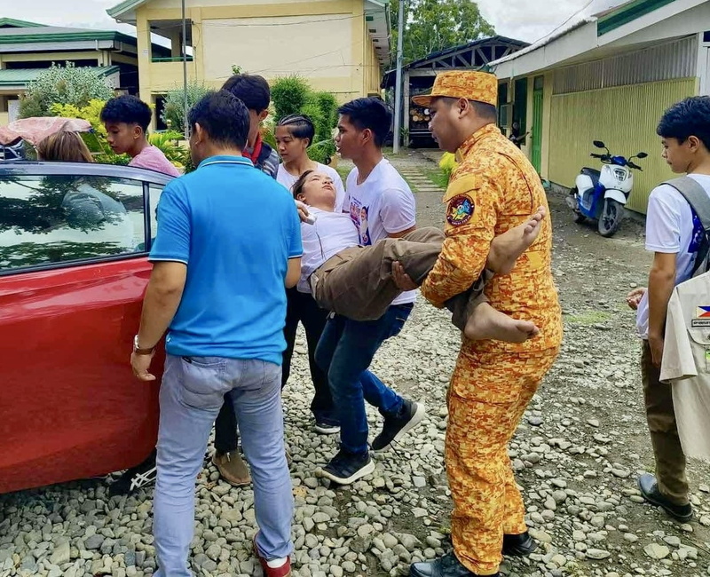 救援人员将伤者抬上车，送往救治。（欧新社）