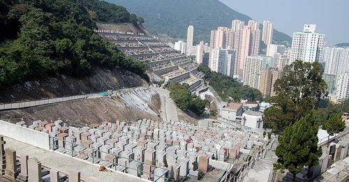 男疑因病厌世 车停坟场旁轻生