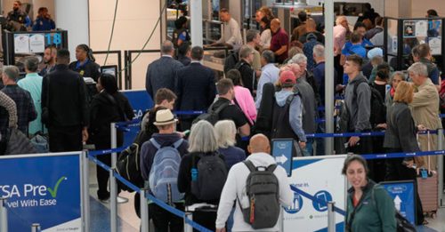 机场公务员集体请病假 全美逾4000航班延误