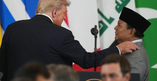 麦克风没关 普拉博沃和特朗普 私下谈话外泄