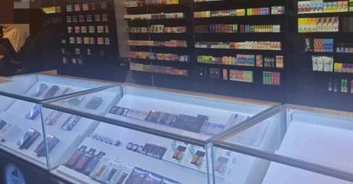 联同县议会突击商家 警起电子烟烟油配件