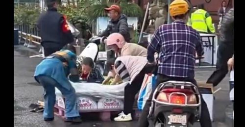 成都马拉松结束 民众集体哄抢整箱物资