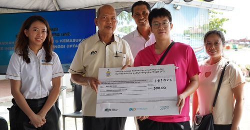 渔民之子考入拉曼获优秀奖 立志以教育改变命运