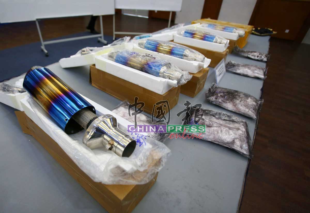 嫌犯在摩哆排气管内藏冰毒，企图以包裹形式走私出境。