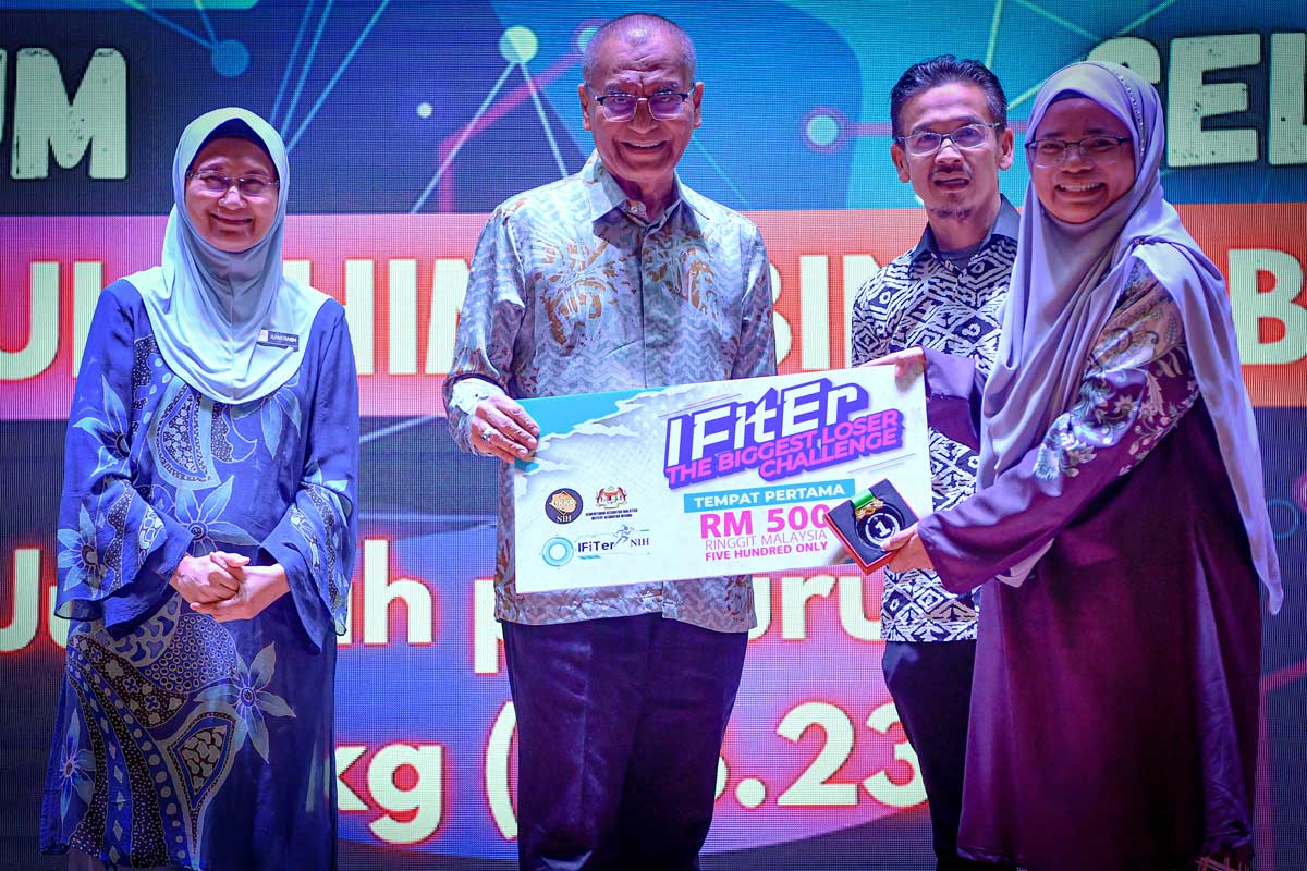 祖基菲里（左2）颁发奖项予得奖者，由阿扎哈宁（左起）和依斯慕尼见证。