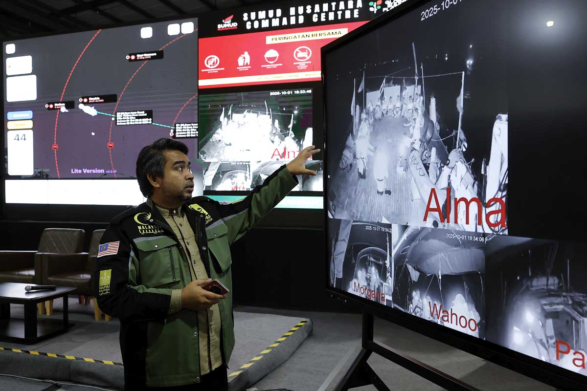 沙尼阿拉比在Sumud Nusantara行动中心，讲解每艘载有大马志工的人道船踪迹。