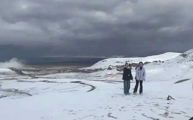 前往纳木措的公路两侧的山坡上已盖了厚厚一层积雪。