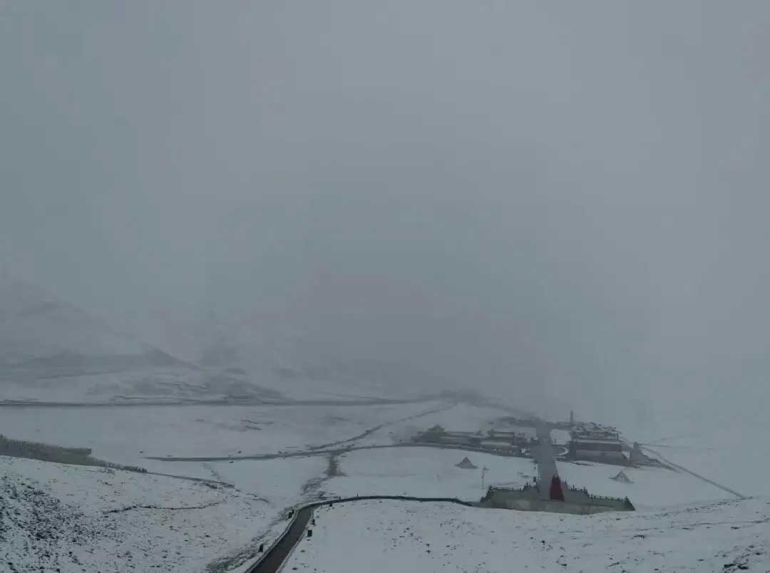 日月山下雪现场图。