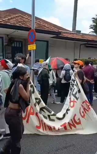 以军拦截人道船｜ 民众聚集美使馆抗议 “红头兵”驻守现场