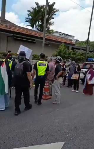 以军拦截人道船｜ 民众聚集美使馆抗议 “红头兵”驻守现场