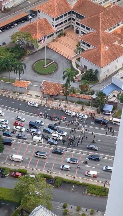 以军拦截人道船｜ 民众聚集美使馆抗议 “红头兵”驻守现场