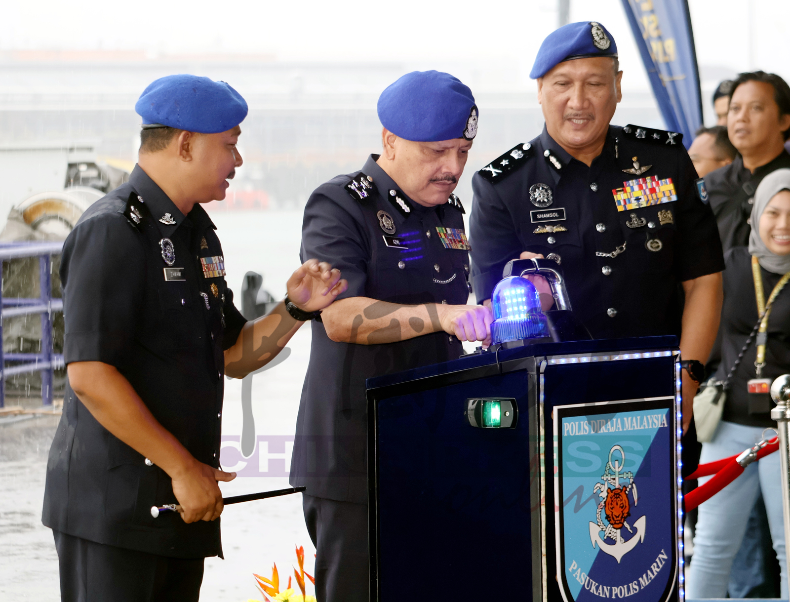 阿兹米（中）为第78届水警部队周年庆典主持开幕仪式；右为山苏卡欣。