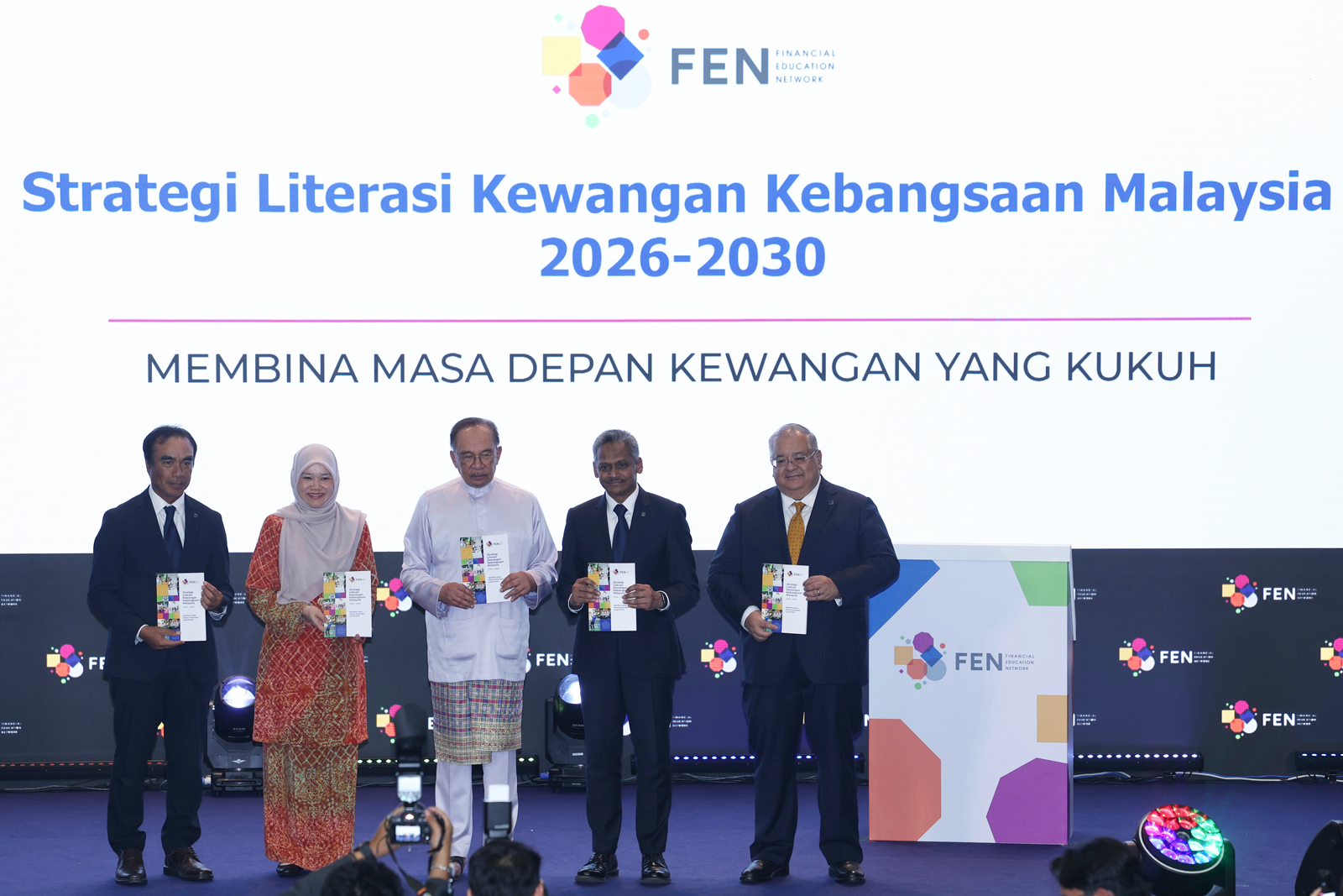 安华(中)为活动主持推介;左起为阿德南再拉尼、法丽娜西迪、阿都拉昔和莫哈末法伊兹阿兹米。