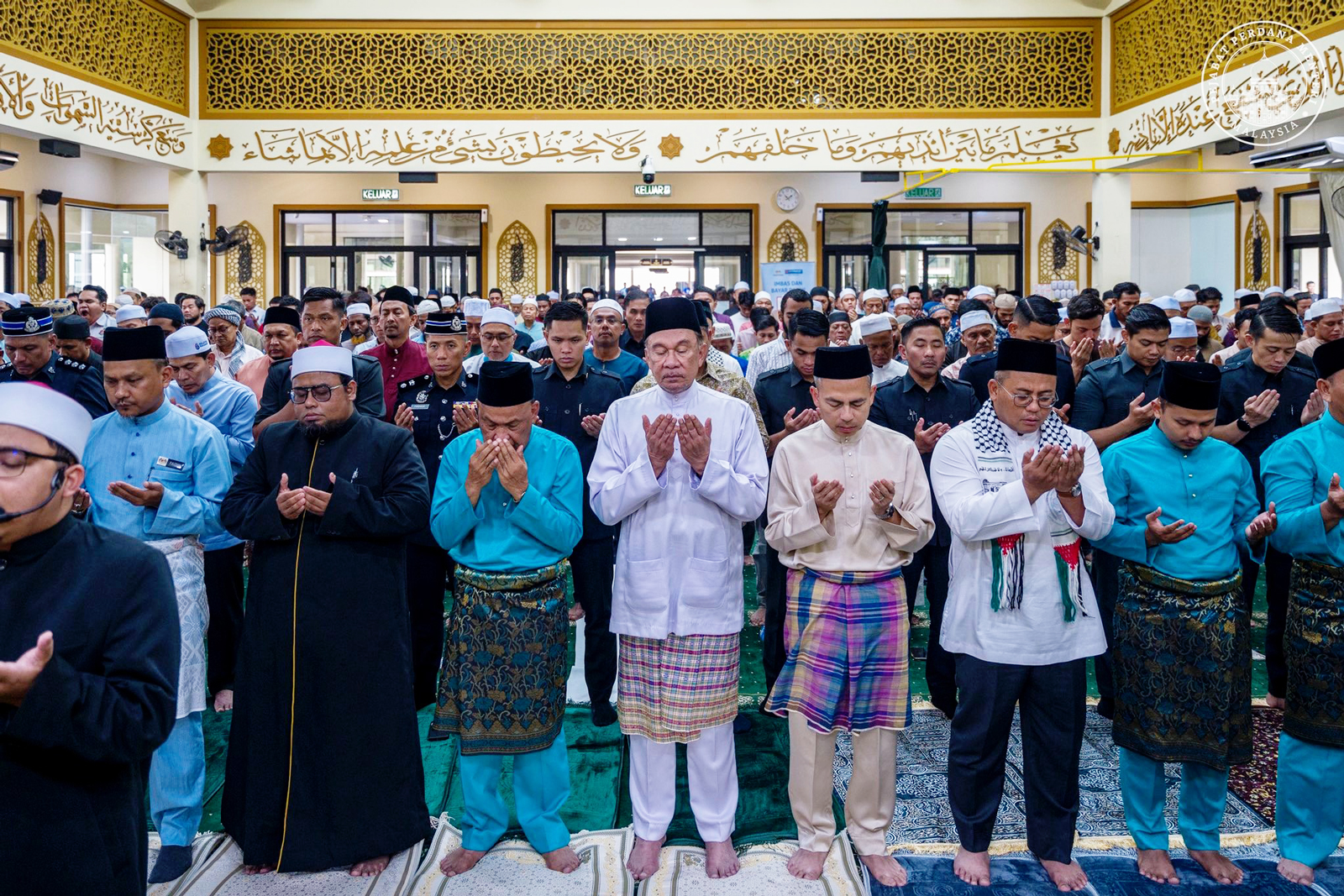 安华(左4)在清真寺进行周五祈祷,阿米鲁丁(右2起)与法米一同出席祈祷。