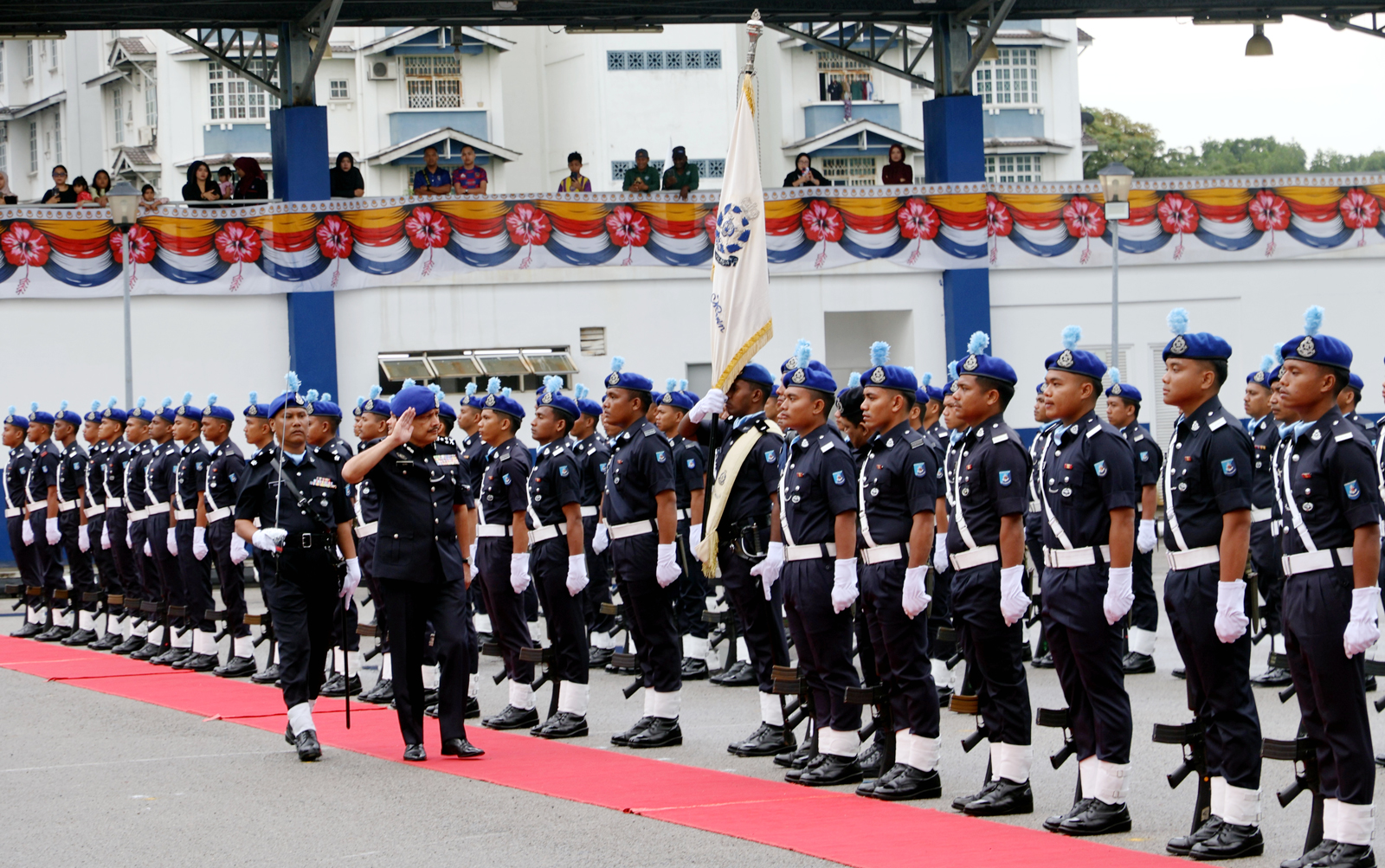 阿兹米于（前左2） 在第78届水警部队周年庆典上，检阅仪仗队伍。