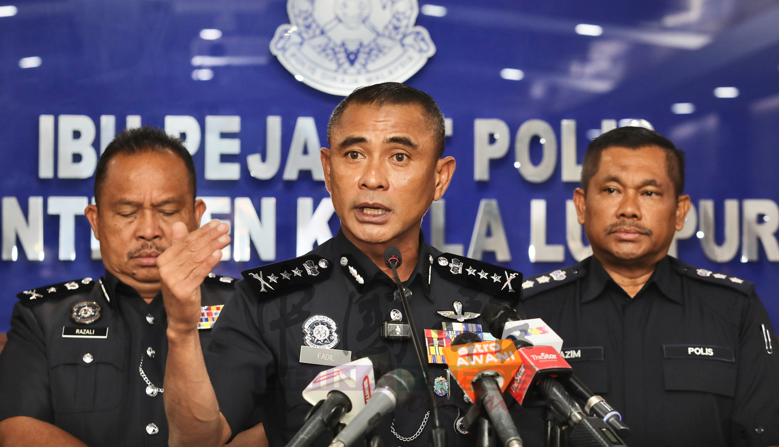 法迪尔(中)强调,对违反交通规制的道路使用者零容忍,将直接开出罚单。右为旺沙马朱警区主任莫哈末拉津助理总监。