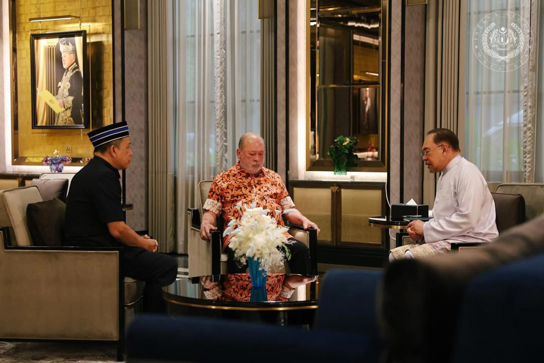 苏丹依布拉欣（中）听取安华（右）有关GSF最新进展的汇报，左为莫哈末卡立。