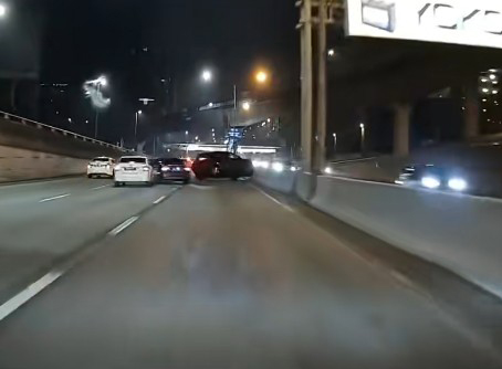 宝马轿车撞上Ativa的左侧车尾。