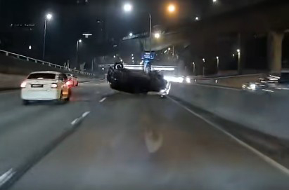 Ativa腾空侧翻一圈后重摔落地。