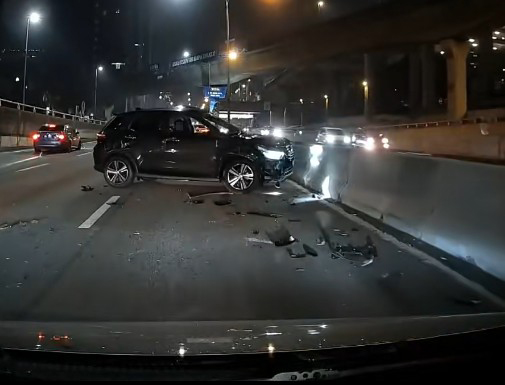 事故路段遍地都是车身碎片。