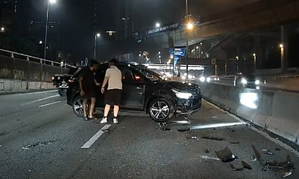 后方司机见状立刻上前查看Ativa司机情况。