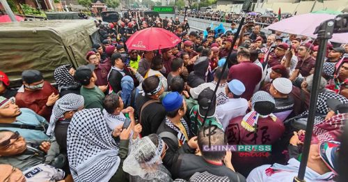 以军拦截人道船｜2000集会者 图冲破警方“人墙” 美使馆前 剑拔弩张！