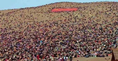 敦煌鸣沙山又堵骆驼 游客比沙子多