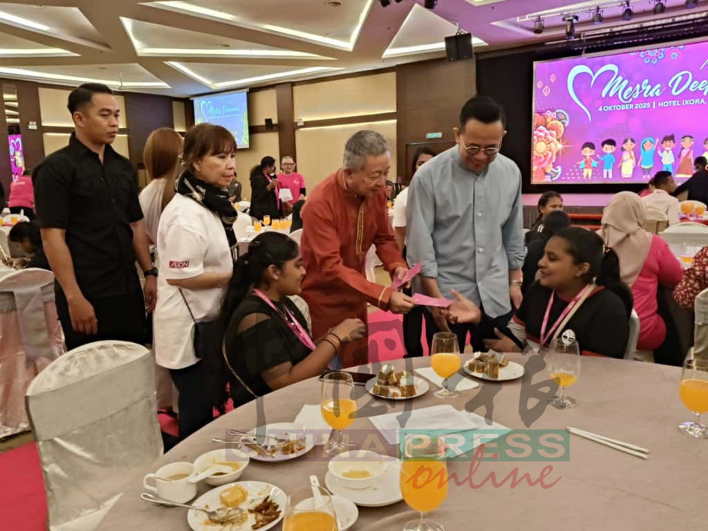 沈志强(右起)、黄永吉等人逐桌派发“紫包”给参与者。