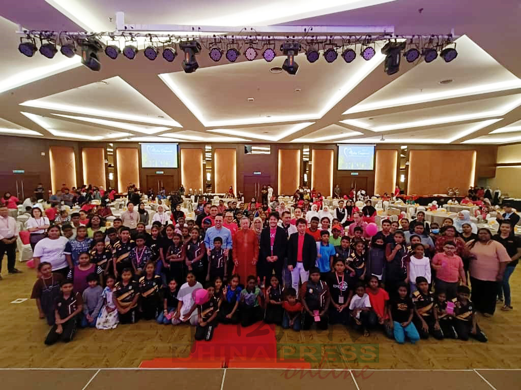 沈志强(蓝衣者)等人,与出席者们一起相见欢。