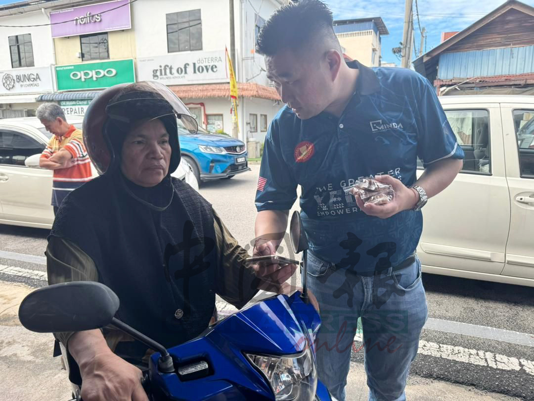 莎瓦(左)向黄佳祯讲述自己的遭遇。