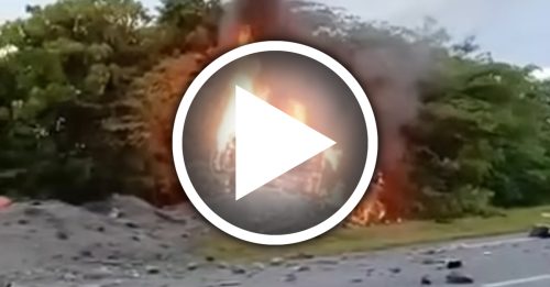 轿车车祸起火 2人被烧死