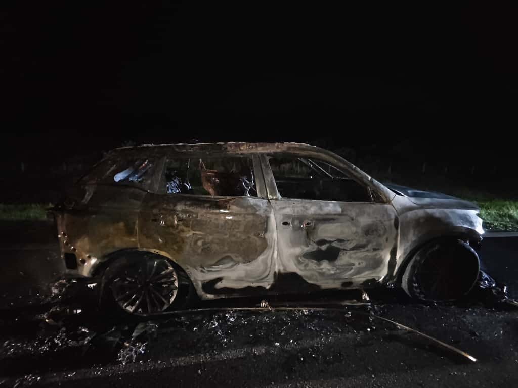 运动型多用途车被烧成废铁。