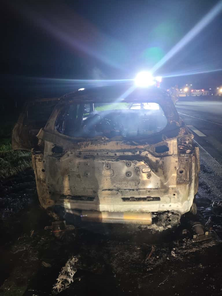 火烧车事故中，女司机逃出生天，毫发无伤。