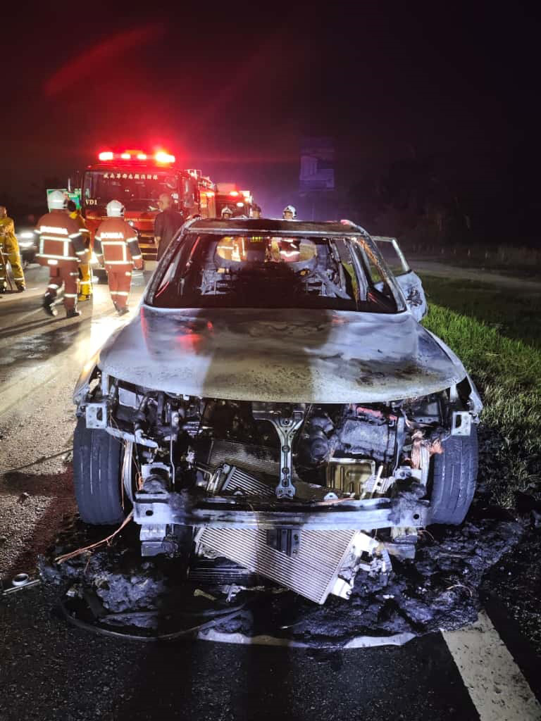 运动型多用途车被火吞噬，消拯员到场扑灭火势。