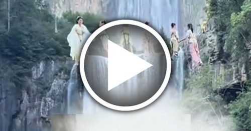 女子百丈漈瀑布前拍照 空中突“飘来一排人”