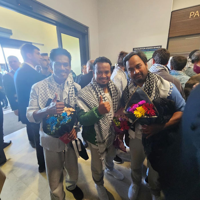 大马志工阿斯马威（左起）、道菲克和祖法迪里和其他参与活动的志工抵达机场。